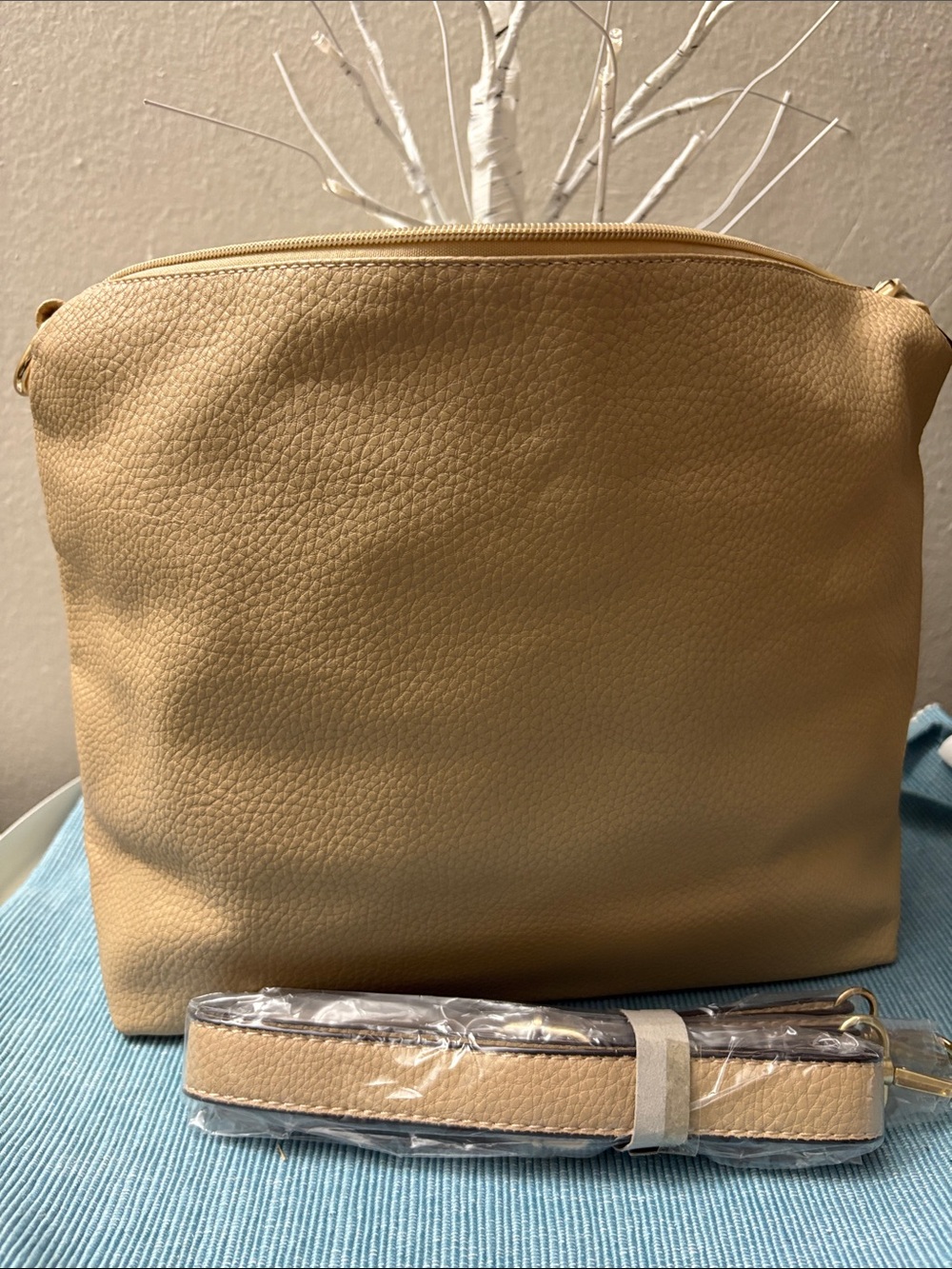 Women's Pebbled Leather Crossbody Bag in Tan , NWOT🌸
